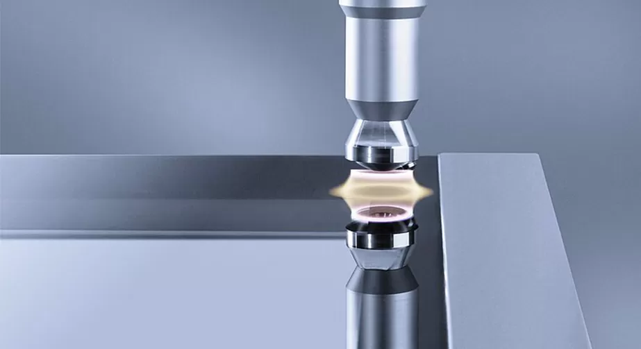 Schematic diagram of the effect and principle of low-temperature plasma treatment on material surface