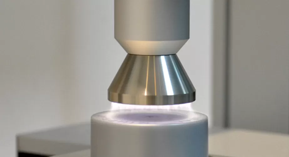 Application of plasma surface treatment in the bonding process of automotive sealing strips